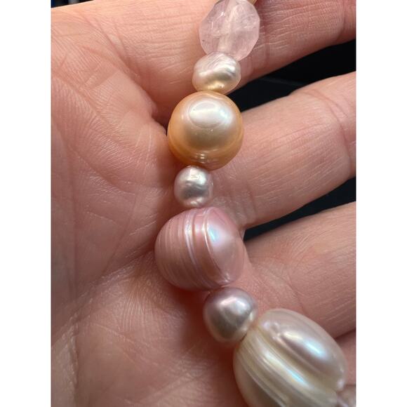 Freshwater pearl and rose quartz stretch bracelet - Picture 4 of 9